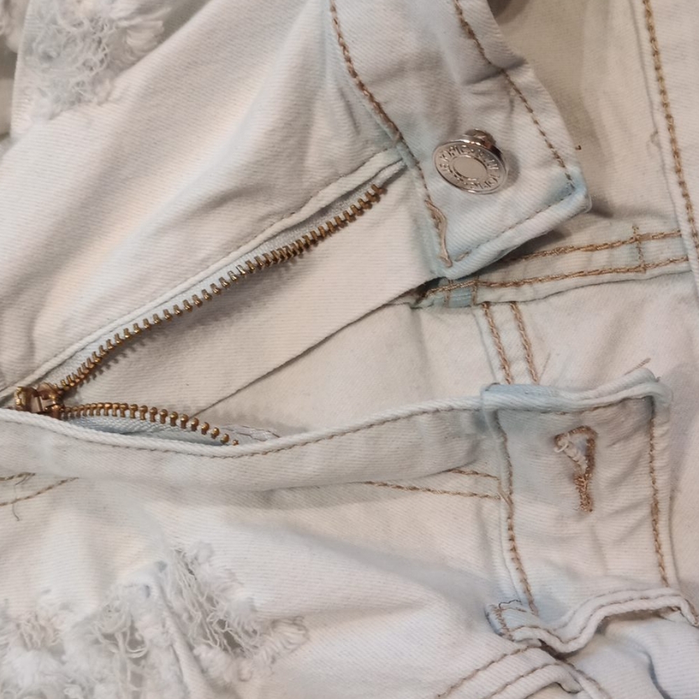 Distressed jeans - Picture 8 of 16